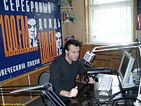 Юрий Охочинский в студии радиостанции ''Серебряный Дождь'' на записи собственного авторского шоу ''Звезды падают с неба''